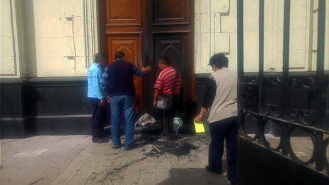 Perú: Desconocidos quemaron la puerta de una iglesia en Arequipa