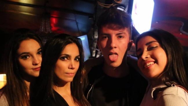 Bar regalaba alcohol a mujeres que mostraran cicatriz de la cesárea