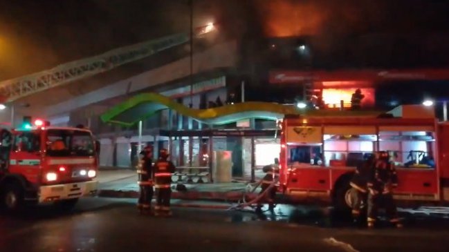 Incendio afecta a locales comerciales en Peñalolén