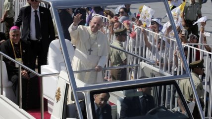   El recorrido del papamóvil por la playa Lobito de Iquique 