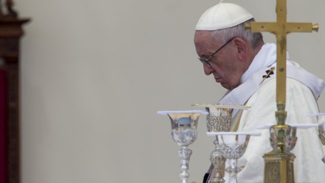  Cardenal criticó al papa por dichos sobre Barros  