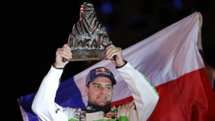   Ignacio Casale recibió el galardón que lo acredita como campeón del Dakar 2018 