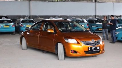 Creó un auto con dos frentes pero un evidente error le costó caro