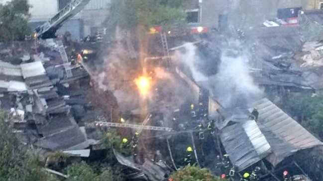 Incendio en imprenta de Santiago moviliza a bomberos