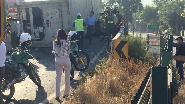 Container cayó sobre taxi en Vespucio Norte: Conductor sobrevivió