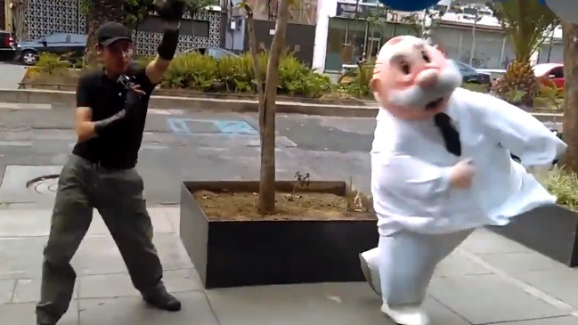 Dr. Simi busca personas para trabajo como bailarines