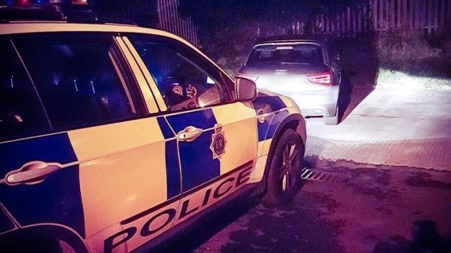 La insólita excusa con emoji de un hombre que fue pillado conduciendo y mirando el teléfono