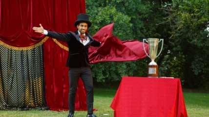   ¿Qué hace Jorge Valdivia disfrazado de mago? 