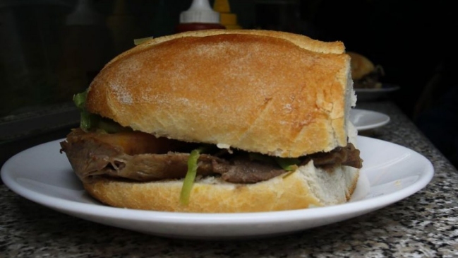 Piénsalo antes de abrir la boca: Comer un sándwich puede ser igual de contaminante que manejar un auto