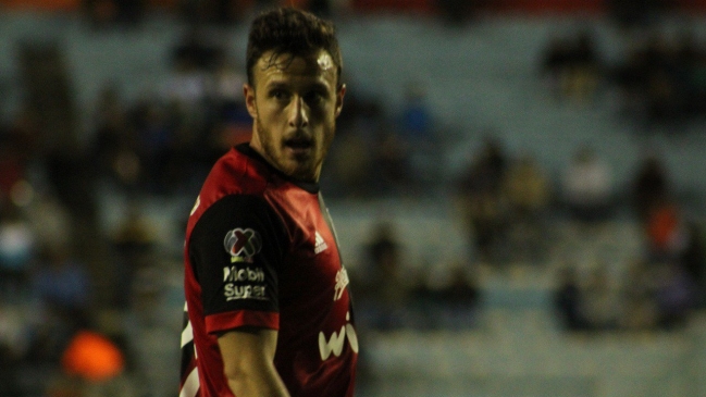 Angelo Henríquez marcó su primer gol en México, pero terminó expulsado en triunfo de Atlas