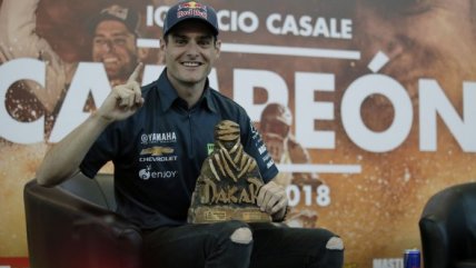   Ignacio Casale exhibió el trofeo ganado en el Rally Dakar 2018 