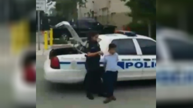 Niño de siete años esposado y detenido tras atacar a una profesora en Miami