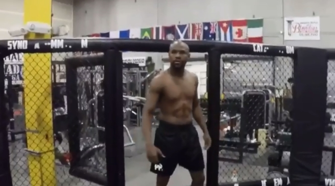 ¿Se viene la revancha? Floyd Mayweather entró a una jaula de MMA y Conor MgGregor se burló