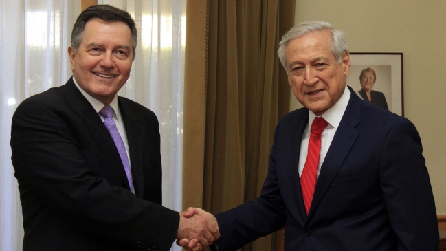 Roberto Ampuero acompañará a canciller Muñoz a reunión con equipo jurídico ante La Haya