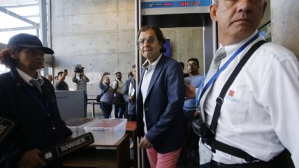 Aníbal Mosa llegó al Centro de Justicia para presentar una doble demanda