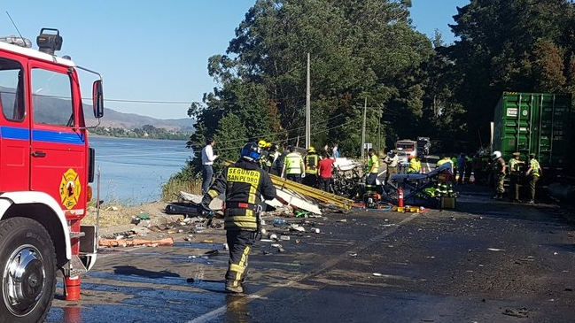 Dos muertos en choque frontal entre camión y camioneta en Ruta de la Madera