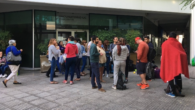 Viajeros vuelven a pernoctar en clínicas esperando vacuna por fiebre amarilla