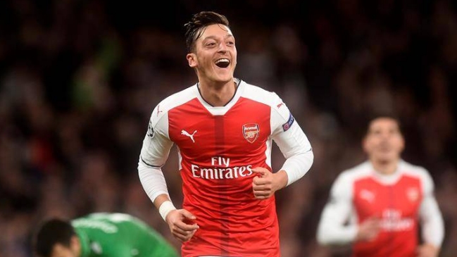 Ozil renovó con Arsenal y se convirtió en el jugador mejor pagado en la historia del club