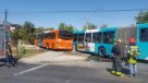 Choque de dos buses del Transantiago terminó con uno de ellos en el patio de una casa