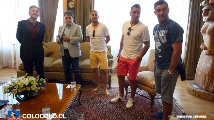 La informal pinta con que Colo Colo visitó al canciller