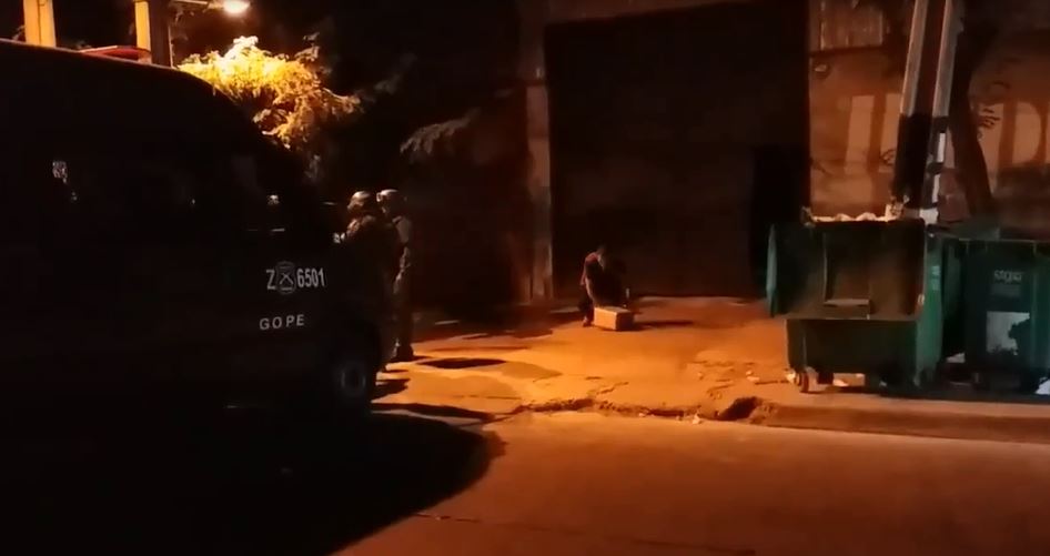Carabineros busca a hombre acusado de agredir a una mujer en el centro de Santiago