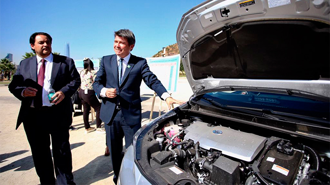 El ranking de los autos más y menos contaminantes que se venden en Chile