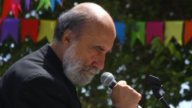 Raúl Zurita: Toda poesía debe ser leída en voz alta frente al mar