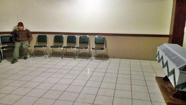 Anciano que velaba en soledad a su esposa fallecida conmovió a Facebook