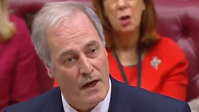 La puntualidad inglesa no es mito: Ministro renunció por llegar dos minutos tarde al Congreso