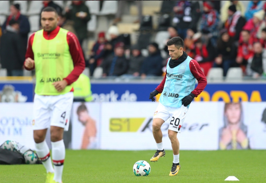 Charles Aránguiz jugó todo el partido en empate de Bayer Leverkusen