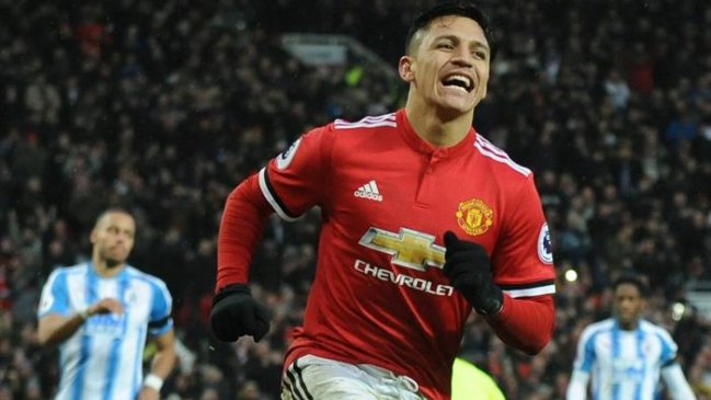 Alexis anotó su primer gol por Manchester United en la victoria sobre Huddersfield