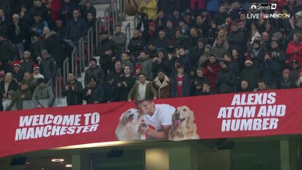 Hinchas de Manchester United le dieron la bienvenida a los perros de Alexis