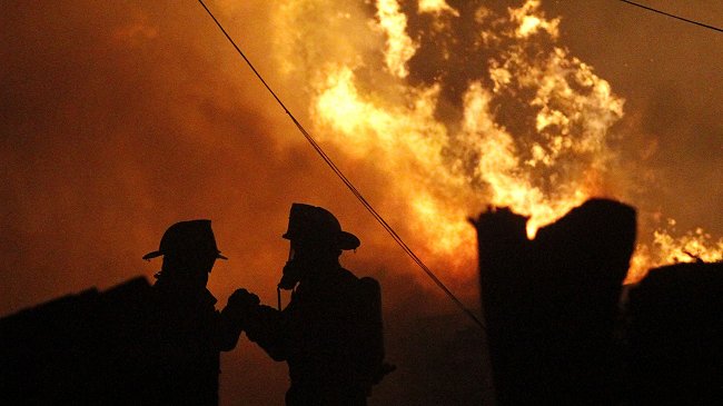 Un muerto, dos heridos y seis casas afectadas por incendio en Los Ángeles