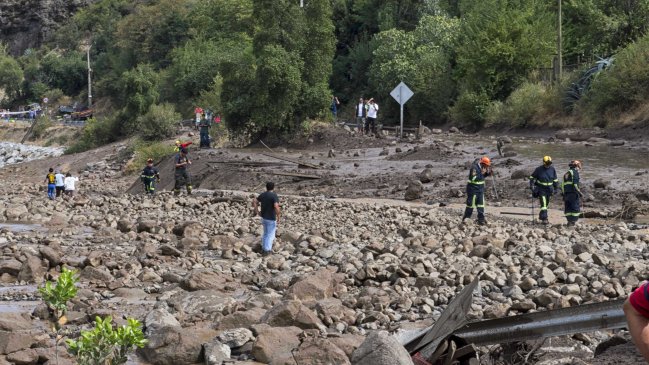 Desplazamiento de rocas mantiene aisladas a 70 personas en San José de Maipo