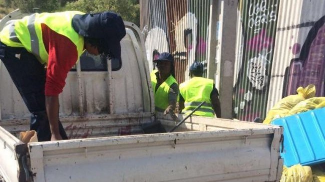 Municipalidad de Recoleta denunció a camión de Maipú por arrojar basura en la calle