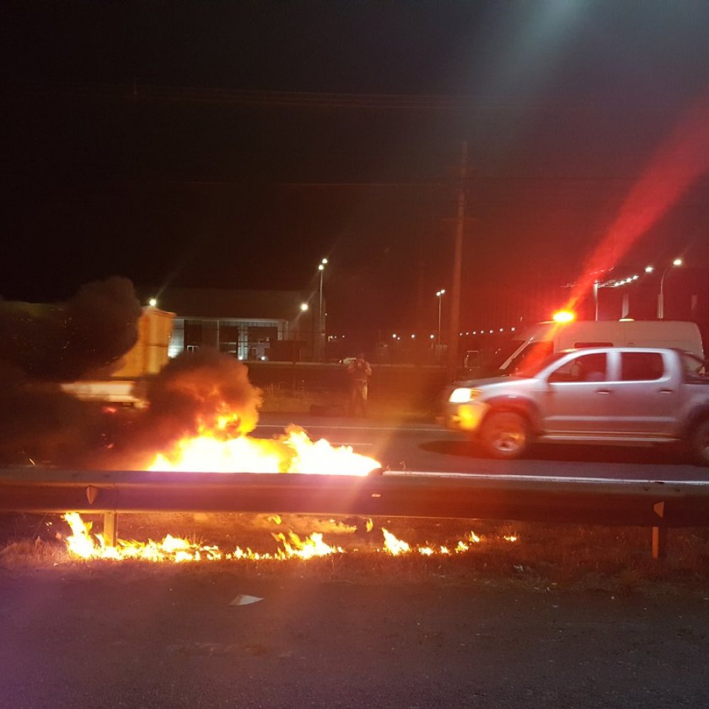 Manifestantes encendieron barricadas en San Pedro de la Paz