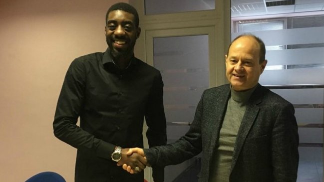 La historia del club lituano que contrató a delantero con un perfil falso en Wikipedia