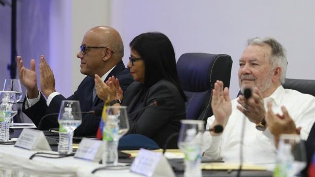 Gobierno y oposición de Venezuela reanudan el diálogo en Santo Domingo