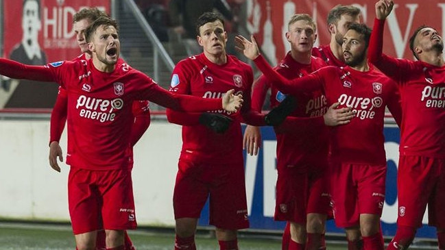  Cuevas fue expulsado en dura caída de FC Twente  