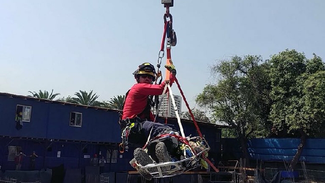 Un trabajador muerto y dos heridos tras caída de carga de grúa en Ñuñoa