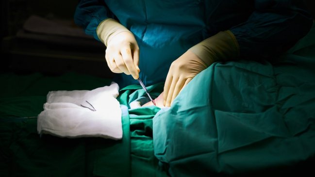 Arrestan a hombre por robarle un riñón a su esposa