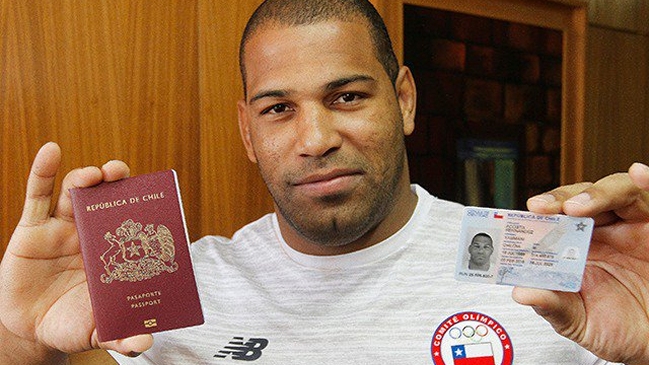 Yasmani Acosta recibió documentos que lo acreditan como chileno