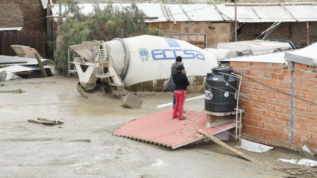 Bomberos rescatan dos cuerpos sepultados por desborde de río en Bolivia