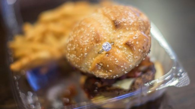 Restaurante vende una hamburguesa con anillo de diamante para San Valentín
