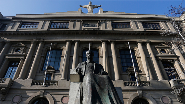 Aborto: Colegio de Matronas dice a la UC que la 