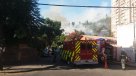 Bomberos combate incendio en el cerro San Cristóbal