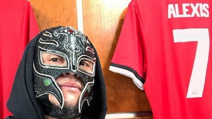   El luchador Rey Misterio visitó Old Trafford y posó con la camiseta de Alexis Sánchez 