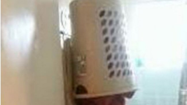 Mujer se intentó esconder de la policía de la manera más insólita