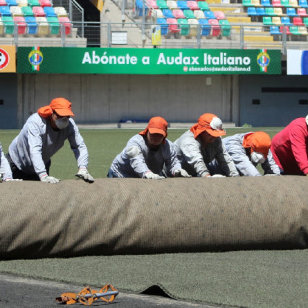 Comenzaron los trabajos para cambiar la carpeta sintética del Estadio Bicentenario de La Florida