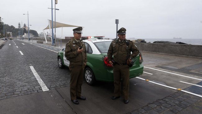 Carabinero se quitó el uniforme y salvó a un hombre que se ahogaba en la playa